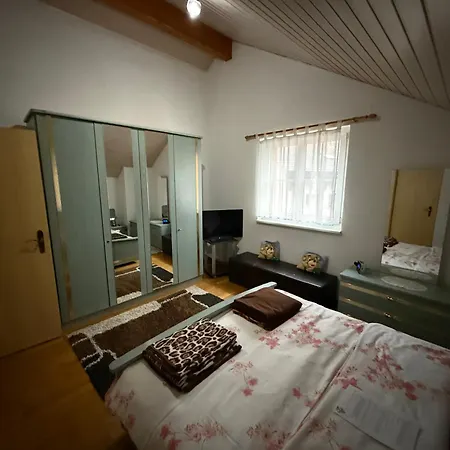 Guest A La Maison De La *