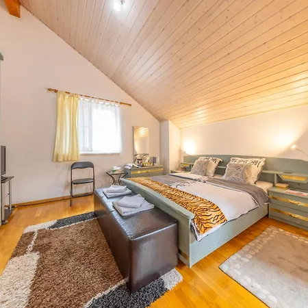 Guest A La Maison De La