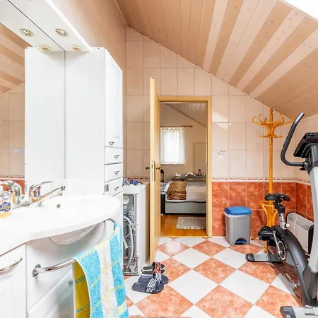 Guest A La Maison De La בית אירוח